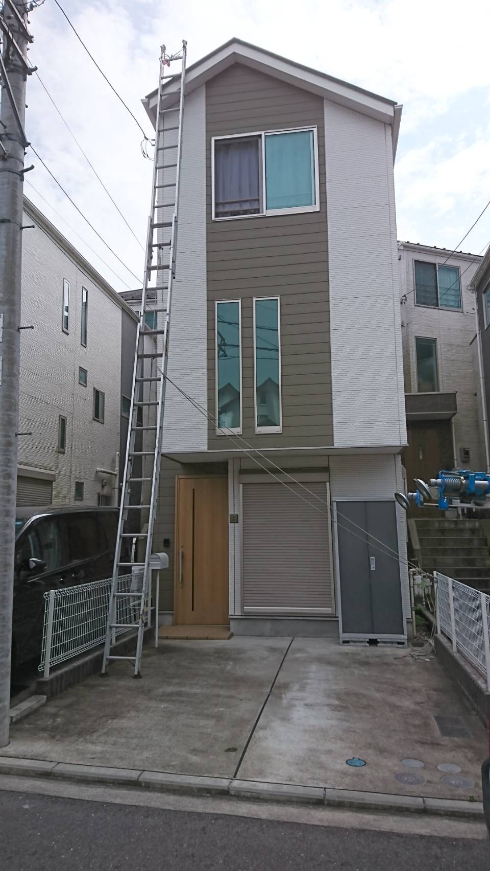 3階建ての屋根にアンテナ工事 他社さまでは無理といわれてお困りのお客様 お任せください 総合リフォームタカマサ